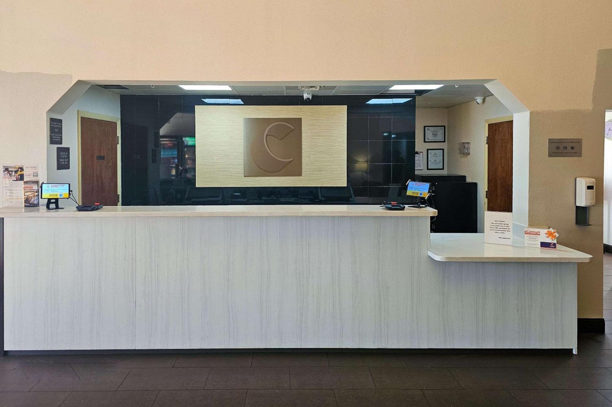 Comfort Inn & Suites Fort Lauderdale West Turnpike Lauderdale Lakes Exterior photo